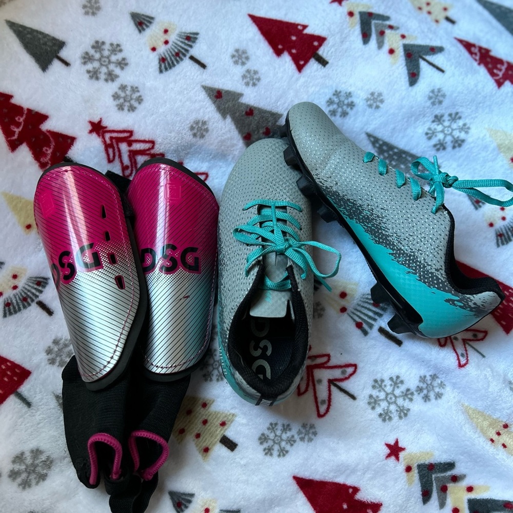 Only worn once! Dick’s Sporting Goods Viper girls soccer cleats, size 2